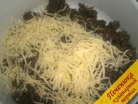 5) Как только остыло, добавляем тертый сыр и перемешиваем. Сыр не должен расплавиться.