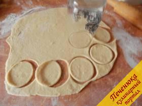 4) Берем тесто и раскатываем тонкий пласт. При помощи формы или стакана подходящего размера вырезаем кружочки. 
