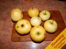 3) А пока займемся яблоками. Их следует помыть и просушить. Очистить от кожуры, удалить сердцевину с зернами.