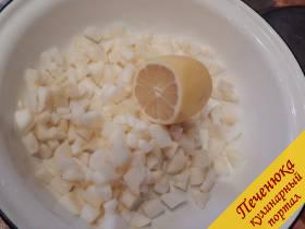 4) Порезать мелкими кубиками и сбрызнуть соком лимона, чтобы яблочки не потемнели. Да и на вкус повлияет использование лимона.