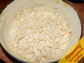 5) Форму смазать маргарином, посыпать панировкой (манкой, измельченными сухарями или кукурузной мукой). Влить на дно немного теста и выложить яблоки.