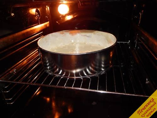7) Запекается шарлотка 45 минут в разогретой до 180 градусов духовке. 