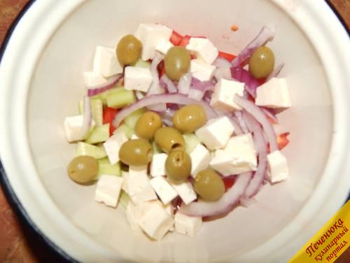 5) Соединяем все овощи и сыр в салатнике, добавляем оливки без косточки. Можно разрезать пополам, если они очень крупные.