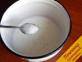 2) Соединяем кефир с сахаром, добавляем соль и соду. Перемешиваем до полного растворения.