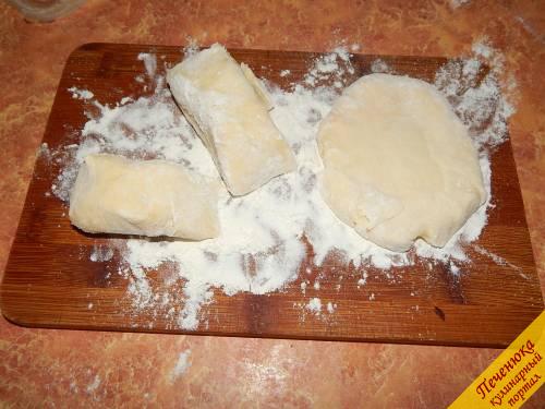 5) Через 20 минут тесто превращаем в толстую колбаску, разделяем на несколько частей при помощи ножа (будто делаем сырники). Каждую часть теста нужно приплюснуть руками и придать округлую форму. 