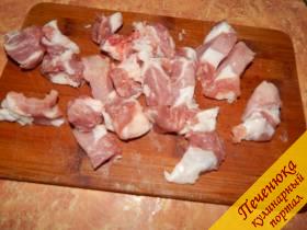 1) Свиное мясо порезать кубиками среднего размера. 
