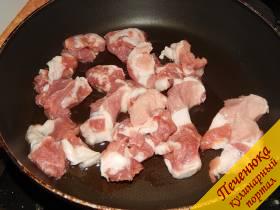 2) На сковороду налить немного постного масла и разогреть его. Выкладываем на жаровню мясо и поджариваем на среднем огне до появления румяности. Периодически перемешиваем лопаткой.  