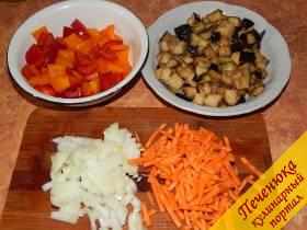 1) Занимаемся сначала подготовкой всех овощей. Лук, баклажаны и сладкий перец нарезаем кубиками. Морковь очистить и порезать соломкой небольшой длины. Баклажаны и сладкий перец я использовала замороженный. 