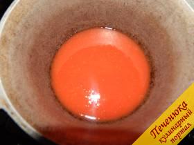 1) Сначала занимаемся соусом. В чугунную кастрюлю (можно готовить на сковороде) вливаем томатный сок. Доводим до кипения на среднем огне.