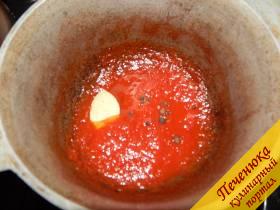 4) Добавляем лавровый лист, перец горький горошком, смесь перцев, душистый перчик. Далее мешать нужно постоянно. Доводим до нужной густоты томатного соуса. 