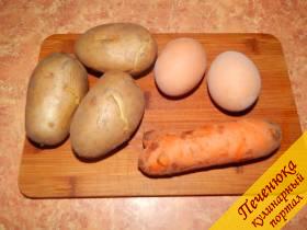 1) Сразу ставим вариться овощи (картошку и морковь), яйца (варим вкрутую). После оставляем остыть и очищаем.