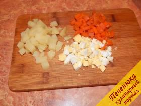 2) Далее картофель, морковку и яйца нужно порезать кубиками приблизительно одинакового размера. 