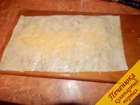 2) Лист лаваша смазать майонезом, смешанным с чесноком и смесью перцев. Посыпать щедро тертым сыром.