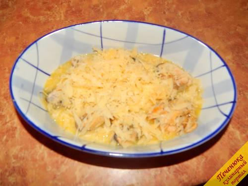 5) Сверху посыпать тертым сыром. Отправляем в духовку запекаться. По времени блюдо запекается около 10 минут при температуре 180 градусов. 