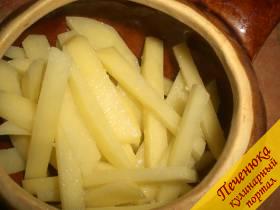 5) Наполнить горшочки до половины картошкой. 