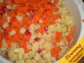 2) Картофель с морковкой также очистить и порезать кубиками такого же размера, что и свеклу. 