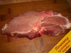 1) Готовить советую из свиного ошейка. Мясо порезать толстыми (около 1,5 см) длинными пластами. Натереть солью.