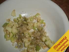 7) В миске смешать яблоки и чеснок, добавить черный молотый перец. 