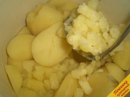 4) Как только картошка сварится, воду слить. При помощи толкушки превратить картошку в пюре.