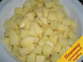 3) Картофель почистить, помыть и порезать кубиками. Залить холодной водой и оставить на 15 минут. После воду слить, а овощ отправить в кастрюлю с будущим борщом. 