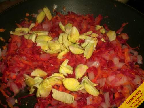 5) Далее сюда на сковороду к овощам я отправила брюссельскую капусту, порезанную дольками, и сладкий перец, измельченный при помощи мясорубки.