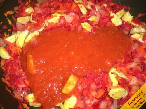 6) Залить овощи густым томатным соком. Перемешать, накрыть крышкой и готовить на умеренном огне минут 5-7. После заправку отправляем в кастрюлю с борщом. 