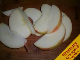 7) Порезать дольками яблоки. Шкурку не срезаю. Конечно, удалить сердцевину с косточками. 
