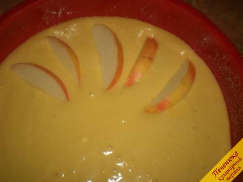 8) Форму смазать маслом, посыпать панировкой (я использовала манку). Влить тесто. По кругу выложить, будто утапливая и под наклоном, яблочные дольки. 