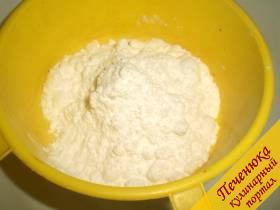 1) Использовать нужно мелкую без комочков пудру. Обязательно перед приготовлением глазури из сахарной пудры ее следует просеять через мелкое сито. 