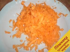 5) На средней терке потереть морковь.