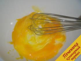1) Яйцо хорошенько взбить венчиком. Добавить соль, влить воду. Опять взбить в пену. 