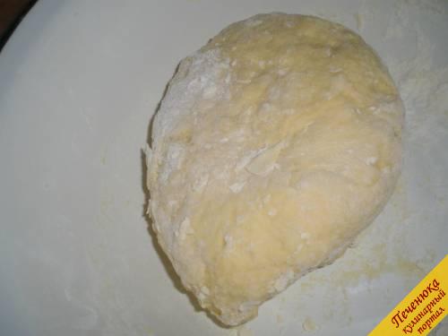 4) Как только замесили тесто, не приступайте сразу к лепке чебуреков. Оставьте его в теплом месте, накрыв полотенечком.