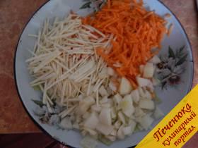 2) Теперь нарезаем соломкой морковь и сельдерей, лук – кубиками. Все соединяем в одной посуде и перемешиваем. Овощи должны обменяться ароматами.