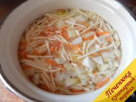5) Теперь ставим вариться боннский суп. В кастрюлю наливаем указанное количество воды. Суп, если вы варите с целью похудеть, не солится вообще. Далее вкладываем в кипящую воду морковь, лук и сельдерей. Варим минут 10. Должно повторно закипеть. 