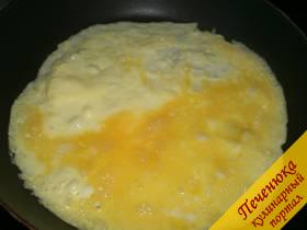 5) Пока каша варится, предлагаю приготовить дополнение к ней. А будет это омлет. Яйцо взбить венчиком, добавить соль (или соленую приправу). Сковороду слегка смазать маслом и вылить на раскаленную жаровню яичную массу. Жарим тонкий омлетный блин.