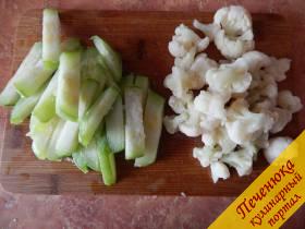 3) Далее я подготовлю овощи: цветную капусту и кабачок. Их можно использовать замороженными. Капусту разделить на мелкие соцветия, кабачок нарезается соломкой. 