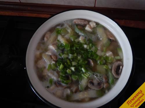 6) Мелко порезать зеленый лук и его также отправляем в грибной суп с плавленым сыром. 