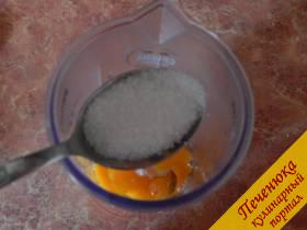2) Далее добавляем необходимые ингредиенты для приготовления майонеза. Это соль, сахар и уксус. При помощи блендера взбиваем в густую пену. 