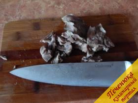2) После варки мясо срезать с кости и, порезав мелкими кусочками, отправить обратно в бульон.