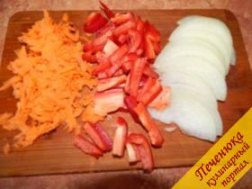 3) Морковь измельчить на средней терке, лук репчатый порезать полукольцами, сладкий перец – соломкой.