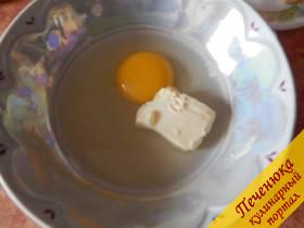 1) Сначала приготовим маринад, в котором будет нежиться курочка. Для этого необходимо яйцо взбить со сливочным маслом, добавив соль и немного молока. 