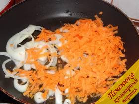 2) И сразу же выкладываем на сковороду полукольцами порезанный лук и измельченную морковь. Жарим, помешивая пару минут.