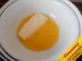 2) На водяной бане растопить маргарин. После оставляем ненадолго, чтобы остыл, а после вливаем к молоку с яйцами. Добавляем соду, гашенную уксусом. 