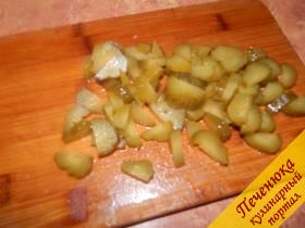 6) Следом за картофелем следуют в кастрюлю бочковые кислые огурцы, порезанные полукружьями или соломкой. 