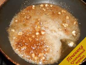 2) На сковороде раскалить растительное масло. Выложить чеснок и специи для корейских салатов. Постоянно помешивая, готовим пару минут на среднем огне.
