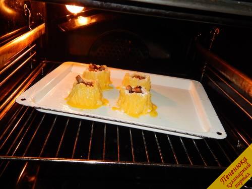 6) Запекать баклажаны с картошкой в духовке при 180 градусах 35-45 минут. После сервировать и попробовать. 