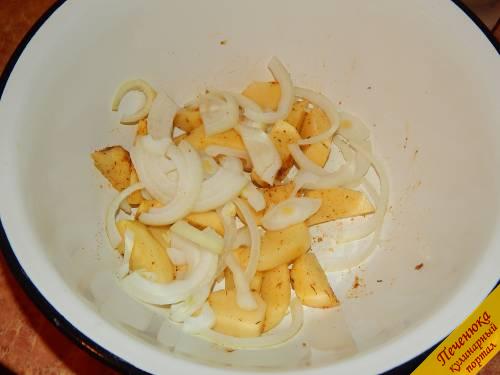 4) Соединяем лук с картошкой. Добавляем соль, специи для картошки (по желанию). Можно выдавить немного чесночка. Перемешиваем. Оставляем минут на 10, чтобы пряности раскрылись.