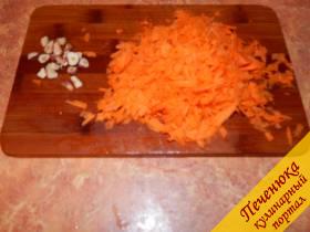 4) На средней терке трем морковку (побольше). А также ножом порезать чесночок. Отправляем овощи через 2 минуты вслед за луком. Пусть тушатся где-то 5-7 минут. 