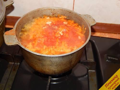 5) Теперь, когда овощи почти готовы, я вливаю томатный сок (несоленый) в кастрюлю. А также добавляю специи (смесь перцев, лаврушку) и соль. Тушу еще минут 10 на умеренном огне, а после выключаю и оставляю под крышкой еще минут на 15-20 отдохнуть. Вот и готова моя подлива из говядины. 