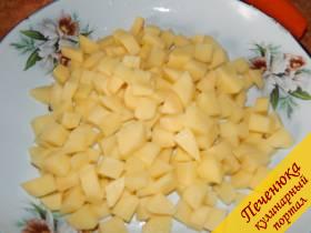 2) Картошку почистить и порезать кубиками, отправить в бульон. 